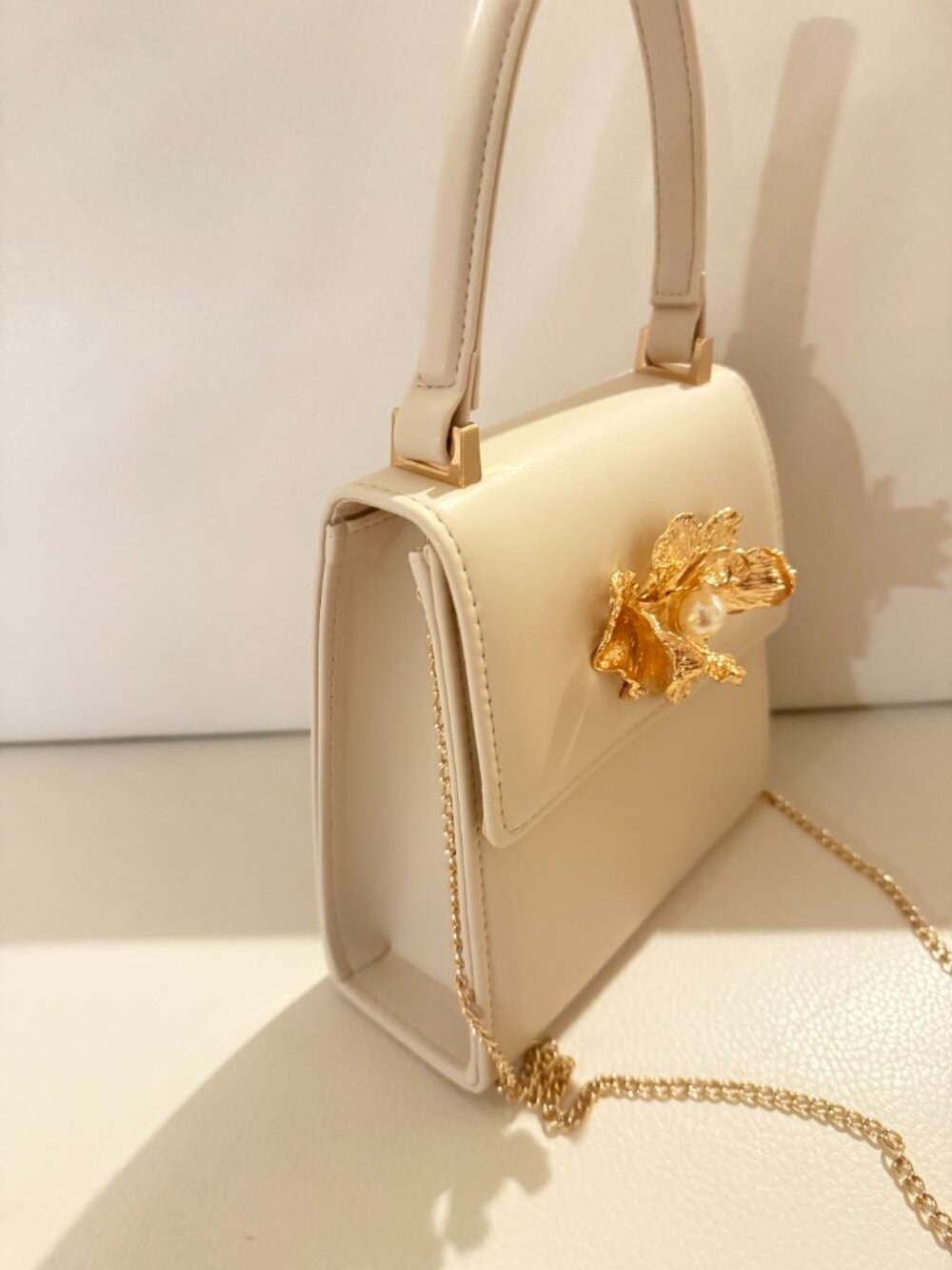 HOUSE OF HARLOW 1960 CREAM MINI TOP HANDLE CROSSBODY BAG W GOLD TONE FLORAL EMB - Picture 2 of 6